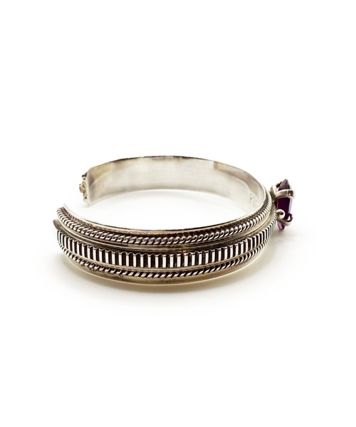 Indian Jewelry（インディアンジュエリー）の「THEATER シアター ティアシェイプセンターストーンシルバーバングル Made in USA（バングル/リストバンド・メンズ・シルバー・FREE）」の3枚目の写真