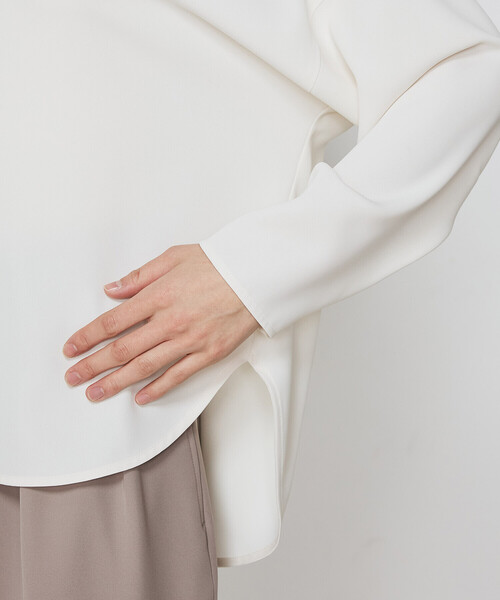 COMME CA（コムサ）の「ダブルクロスライト プルオーバーブラウス（シャツ/ブラウス・レディース・チャコール/アイボリー・FREE）」の4枚目の写真