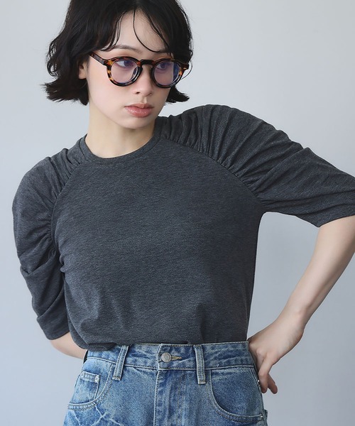 Ampirula(アンピルーラ)の「ショルダーギャザーTシャツ カットソー(Tシャツ/カットソー・レディース・グレー/ブラック/ホワイト・FREE)」の1枚目の写真