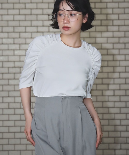 Ampirula(アンピルーラ)の「ショルダーギャザーTシャツ カットソー(Tシャツ/カットソー・レディース・グレー/ブラック/ホワイト・FREE)」の2枚目の写真