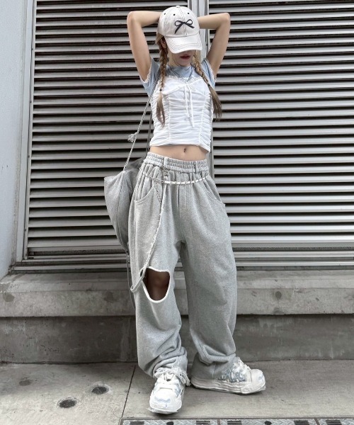Never mind the XU / Chikashitsu+（ネバーマインド ザ エックスユー / チカシツプラス）の「【nmtc+】string damage sweat pants / 【エヌエムティーシープラス】ストリングダメージスウェットパンツ（スウェットパンツ・メンズ・ブラック/グレー・ONE SIZE）」の2枚目の写真