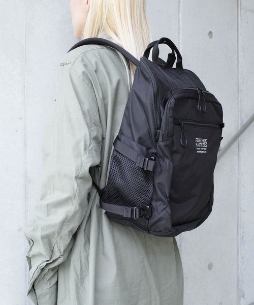 FREDRIK PACKERS(フレドリックパッカーズ)の「『FREDRIK PACKERS』TRAVEL SERIES 420D BACKPACK MELL トラベルシリーズ バックパック メル(バックパック/リュック・レディース・ブラック/グレイッシュベージュ・FREE)」の3枚目の写真