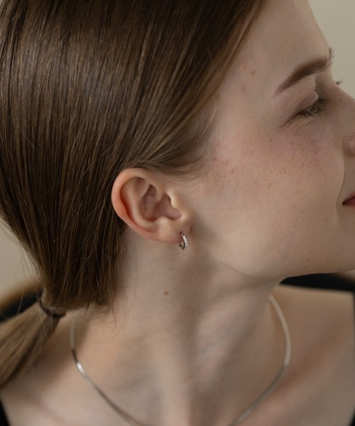 ALLURELLE(アリュレル)の「【ALLURELLE】ジルコニアフープピアス silver925 KNF-TP ※(ピアス(両耳用)・レディース・ゴールド/シルバー・FREE)」の8枚目の写真