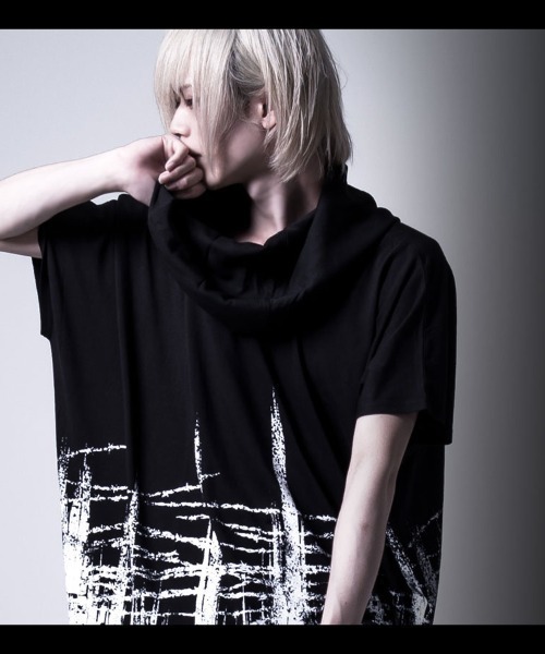 NOVESSEL（ノベセル）の「A'GEM/9 × .kom『NOVESSEL/ノベセル』フードドルマンTシャツ（Tシャツ/カットソー・メンズ・ブラック・FREE）」の3枚目の写真