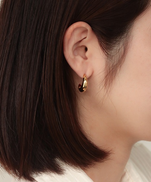 NOIR DE POUPEE（ノワールドプーペ）の「volume metal　幅広フープピアス（ピアス（両耳用）・レディース・シルバー/ゴールド・FREE）」の4枚目の写真