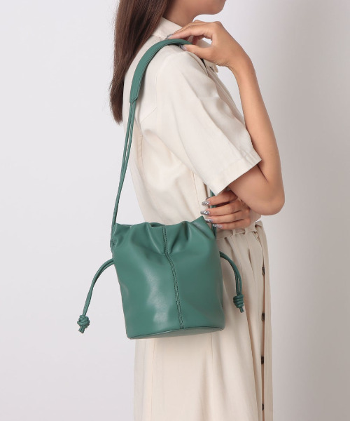 cache cache(カシュ カシュ)の「カシュカシュ cachecache / ソフト巾着ショルダーバッグ(ショルダーバッグ・レディース・ブラック/アイボリー/グリーン・FREE)」の1枚目の写真
