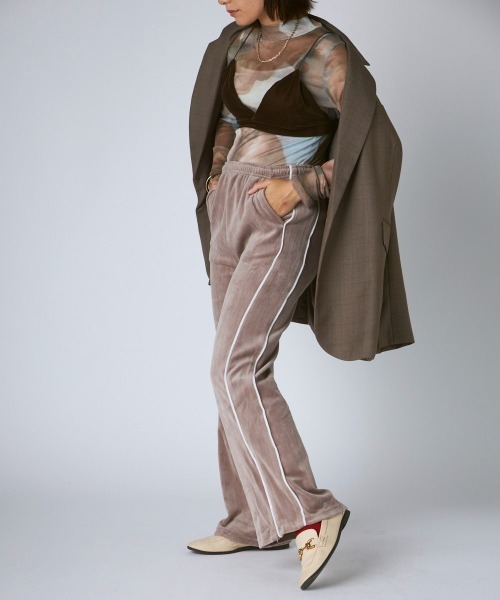 Kappa（カッパ）の「ベロアフレアパンツ（その他パンツ・レディース・グレー/ブラック・LARGE/MEDIUM/SMALL）」の6枚目の写真