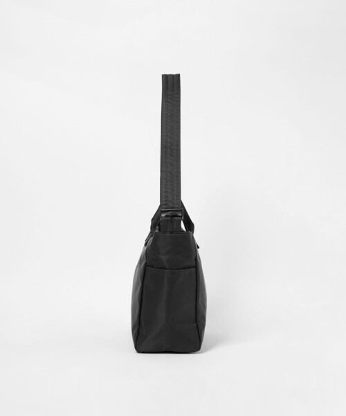 green label relaxing（グリーンレーベルリラクシング）の「EVERY 2WAY ショルダー バッグ -撥水-（ショルダーバッグ・メンズ・ブラック/ダークグレー・FREE）」の7枚目の写真