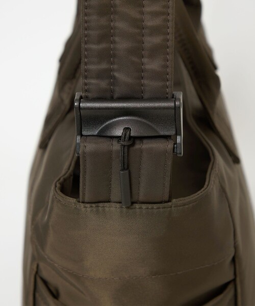 green label relaxing（グリーンレーベルリラクシング）の「EVERY 2WAY ショルダー バッグ -撥水-（ショルダーバッグ・メンズ・ブラック/ダークグレー・FREE）」の18枚目の写真