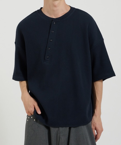 Perushu(ペルーシュ)の「アシンメトリーカットオフヘンリーワッフルTシャツ(Tシャツ/カットソー・メンズ・グレー/ブラック/ネイビー・MEDIUM/LARGE)」の3枚目の写真