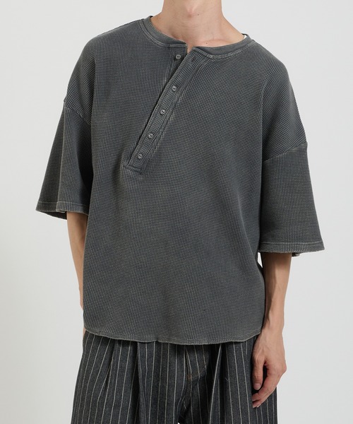 Perushu(ペルーシュ)の「アシンメトリーカットオフヘンリーワッフルTシャツ(Tシャツ/カットソー・メンズ・グレー/ブラック/ネイビー・MEDIUM/LARGE)」の2枚目の写真