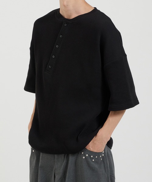 Perushu(ペルーシュ)の「アシンメトリーカットオフヘンリーワッフルTシャツ(Tシャツ/カットソー・メンズ・グレー/ブラック/ネイビー・MEDIUM/LARGE)」の1枚目の写真