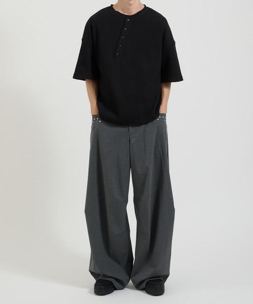 Perushu(ペルーシュ)の「アシンメトリーカットオフヘンリーワッフルTシャツ(Tシャツ/カットソー・メンズ・グレー/ブラック/ネイビー・MEDIUM/LARGE)」の6枚目の写真