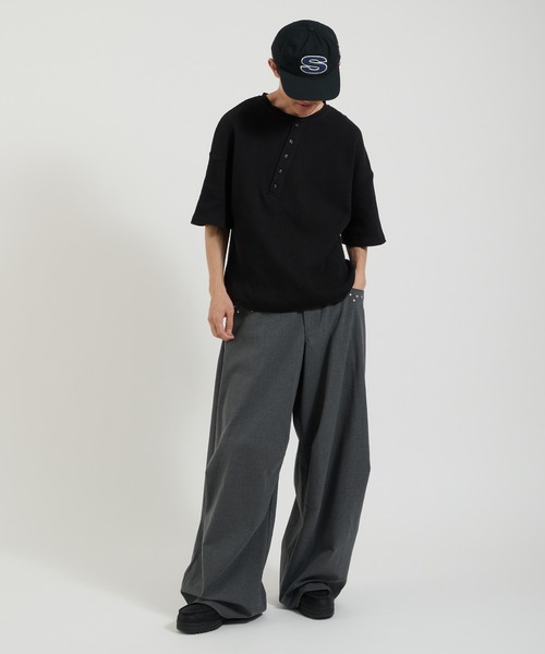 Perushu(ペルーシュ)の「アシンメトリーカットオフヘンリーワッフルTシャツ(Tシャツ/カットソー・メンズ・グレー/ブラック/ネイビー・MEDIUM/LARGE)」の13枚目の写真