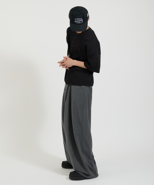 Perushu(ペルーシュ)の「アシンメトリーカットオフヘンリーワッフルTシャツ(Tシャツ/カットソー・メンズ・グレー/ブラック/ネイビー・MEDIUM/LARGE)」の15枚目の写真