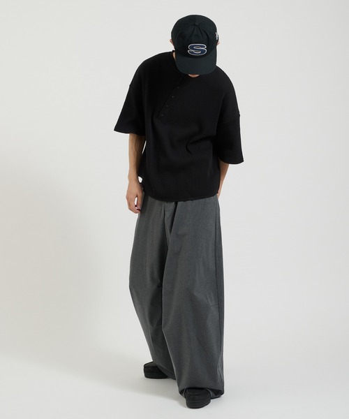 Perushu(ペルーシュ)の「アシンメトリーカットオフヘンリーワッフルTシャツ(Tシャツ/カットソー・メンズ・グレー/ブラック/ネイビー・MEDIUM/LARGE)」の16枚目の写真