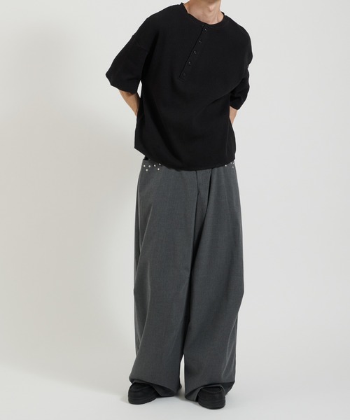 Perushu(ペルーシュ)の「アシンメトリーカットオフヘンリーワッフルTシャツ(Tシャツ/カットソー・メンズ・グレー/ブラック/ネイビー・MEDIUM/LARGE)」の7枚目の写真