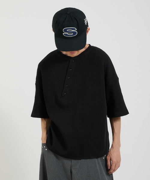 Perushu(ペルーシュ)の「アシンメトリーカットオフヘンリーワッフルTシャツ(Tシャツ/カットソー・メンズ・グレー/ブラック/ネイビー・MEDIUM/LARGE)」の9枚目の写真