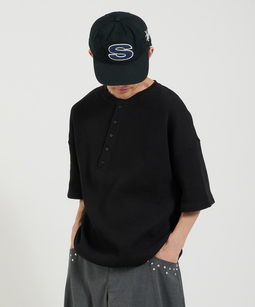 Perushu(ペルーシュ)の「アシンメトリーカットオフヘンリーワッフルTシャツ(Tシャツ/カットソー・メンズ・グレー/ブラック/ネイビー・MEDIUM/LARGE)」の10枚目の写真