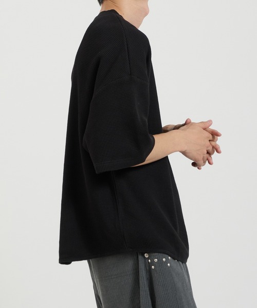 Perushu(ペルーシュ)の「アシンメトリーカットオフヘンリーワッフルTシャツ(Tシャツ/カットソー・メンズ・グレー/ブラック/ネイビー・MEDIUM/LARGE)」の5枚目の写真