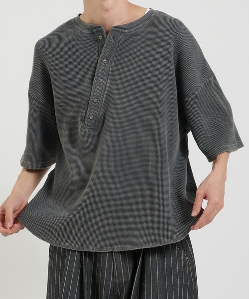 Perushu(ペルーシュ)の「アシンメトリーカットオフヘンリーワッフルTシャツ(Tシャツ/カットソー・メンズ・グレー/ブラック/ネイビー・MEDIUM/LARGE)」の20枚目の写真