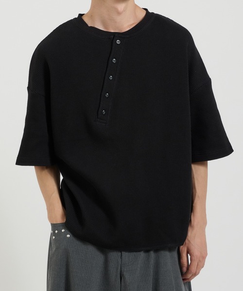 Perushu(ペルーシュ)の「アシンメトリーカットオフヘンリーワッフルTシャツ(Tシャツ/カットソー・メンズ・グレー/ブラック/ネイビー・MEDIUM/LARGE)」の4枚目の写真