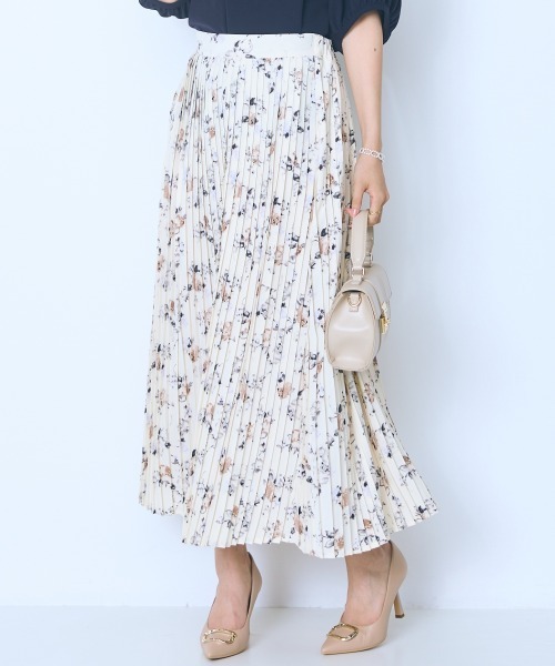 marun（マルン）の「＜大きいサイズ＞花柄プリーツスカート marun（スカート・レディース・ブラック系/アイボリー系・LL/3L/4L/5L/L）」の2枚目の写真