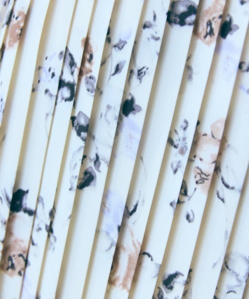 marun（マルン）の「＜大きいサイズ＞花柄プリーツスカート marun（スカート・レディース・ブラック系/アイボリー系・LL/3L/4L/5L/L）」の13枚目の写真