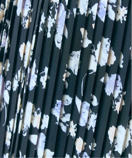 marun（マルン）の「＜大きいサイズ＞花柄プリーツスカート marun（スカート・レディース・ブラック系/アイボリー系・LL/3L/4L/5L/L）」の15枚目の写真