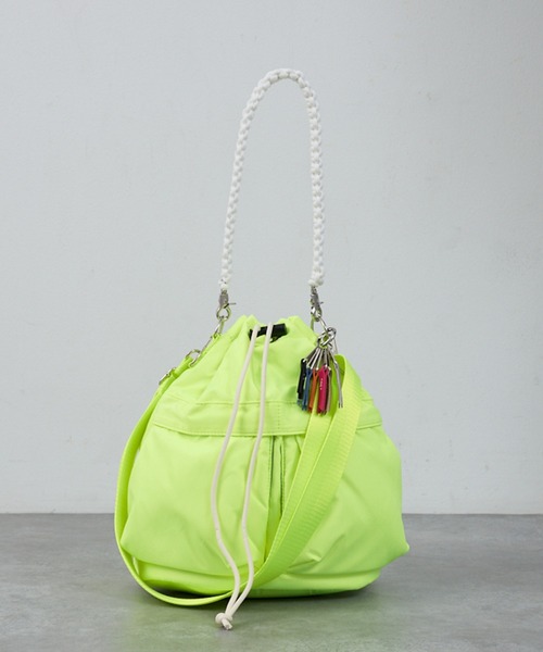 cheek（BAG）（チーク）の「【cheek】kinchakucode 2WAY コードハンドル 巾着 ナイロン トートバッグ（ショルダーバッグ・レディース・ホワイト/ブラック/パープル/グレー/ピンク/イエロー・フリー）」の5枚目の写真