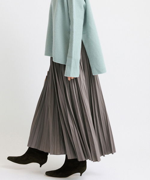 IENA（イエナ）の「レザーライクサテンプリーツスカート（スカート・レディース・チャコールグレー/ブラック/ブラウン・36/38）」の2枚目の写真
