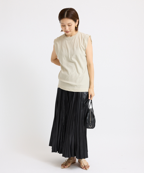 IENA（イエナ）の「レザーライクサテンプリーツスカート（スカート・レディース・チャコールグレー/ブラック/ブラウン・36/38）」の4枚目の写真