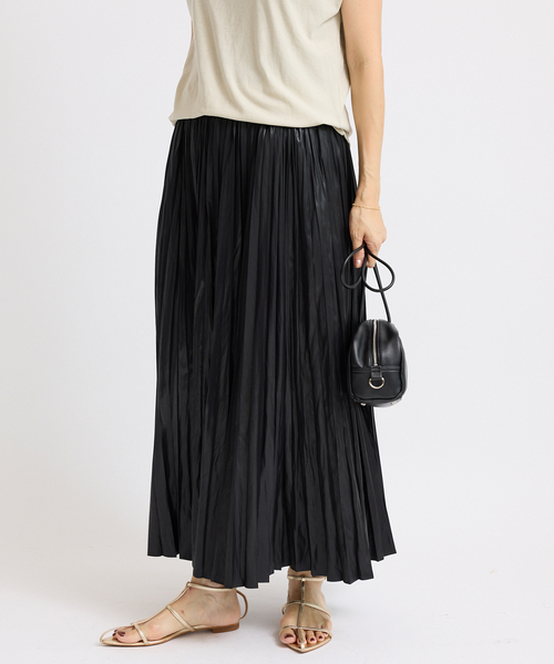IENA（イエナ）の「レザーライクサテンプリーツスカート（スカート・レディース・チャコールグレー/ブラック/ブラウン・36/38）」の7枚目の写真