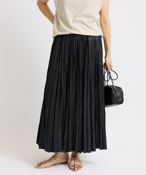 IENA（イエナ）の「レザーライクサテンプリーツスカート（スカート・レディース・チャコールグレー/ブラック/ブラウン・36/38）」の8枚目の写真