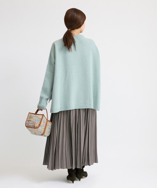 IENA（イエナ）の「レザーライクサテンプリーツスカート（スカート・レディース・チャコールグレー/ブラック/ブラウン・36/38）」の19枚目の写真