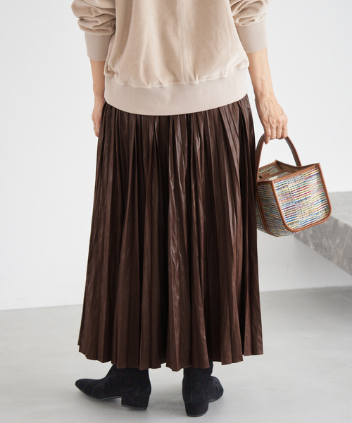 IENA（イエナ）の「レザーライクサテンプリーツスカート（スカート・レディース・チャコールグレー/ブラック/ブラウン・36/38）」の22枚目の写真