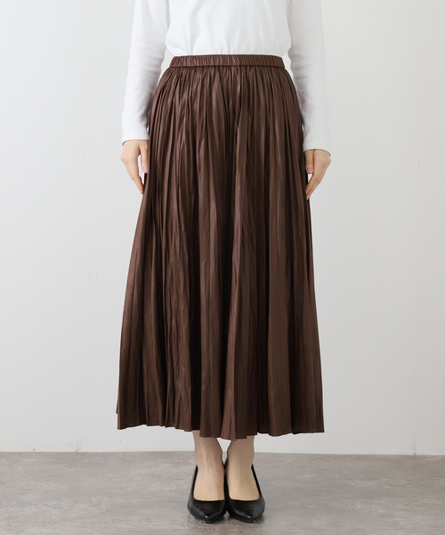 IENA（イエナ）の「レザーライクサテンプリーツスカート（スカート・レディース・チャコールグレー/ブラック/ブラウン・36/38）」の5枚目の写真