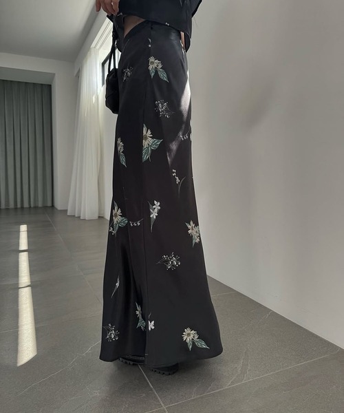 WILLFULLY(ウィルフリー)の「multi flower print bustier skirt SET UP(セットアップ・レディース・ブラック/チャコール・FREE)」の4枚目の写真