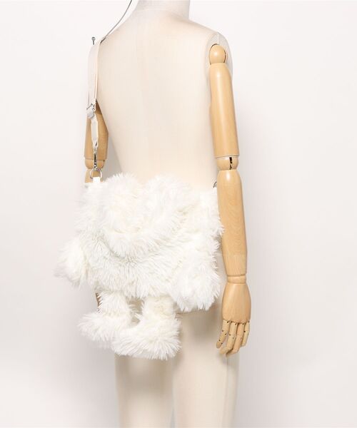 Never mind the XU / Chikashitsu+（ネバーマインド ザ エックスユー / チカシツプラス）の「【Nerd out XU】arm and legs fur bag / 【ナードアウトエックスユー】アームアンドレッグファーバッグ <着用動画あり>（ショルダーバッグ・メンズ・ホワイト・ONE SIZE）」の5枚目の写真