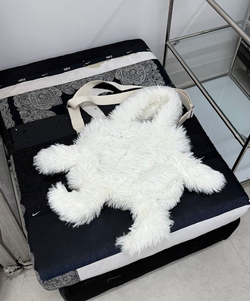 Never mind the XU / Chikashitsu+（ネバーマインド ザ エックスユー / チカシツプラス）の「【Nerd out XU】arm and legs fur bag / 【ナードアウトエックスユー】アームアンドレッグファーバッグ <着用動画あり>（ショルダーバッグ・メンズ・ホワイト・ONE SIZE）」の10枚目の写真