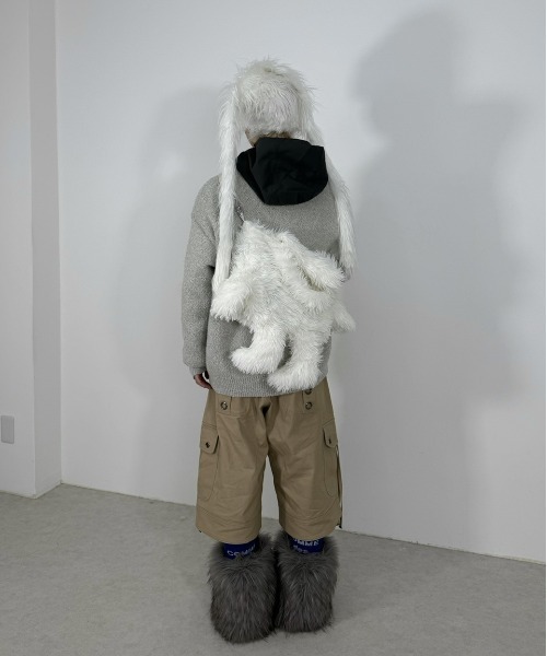 Never mind the XU / Chikashitsu+（ネバーマインド ザ エックスユー / チカシツプラス）の「【Nerd out XU】arm and legs fur bag / 【ナードアウトエックスユー】アームアンドレッグファーバッグ <着用動画あり>（ショルダーバッグ・メンズ・ホワイト・ONE SIZE）」の11枚目の写真