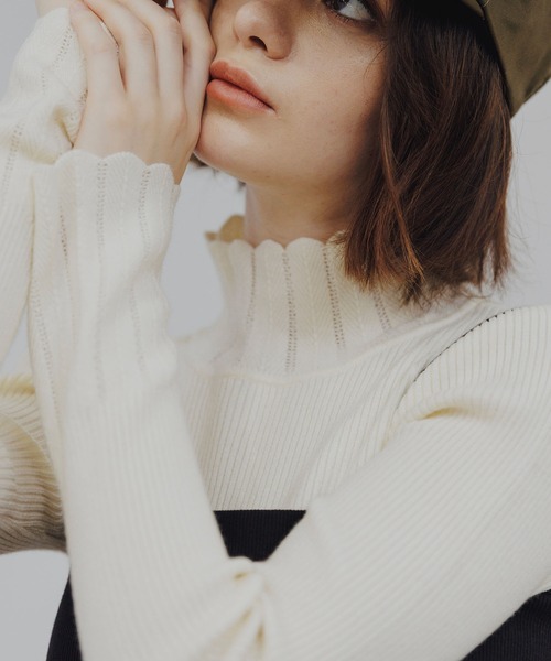 WILLFULLY（ウィルフリー）の「scallop high neck flare sleeve knit（ニット/セーター・レディース・ブラウン/ベージュ/アイボリー/ブラック/グレー・FREE）」の6枚目の写真