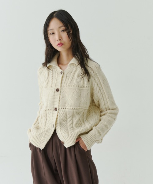NUJOH(ヌゾ)の「Chunky Cable Knit Short Cardigan / チャンキーニットショートカーディガン(ニット/セーター・レディース・ベージュ/ブルー・FREE)」の2枚目の写真