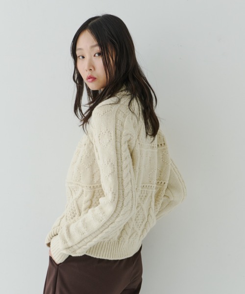 NUJOH(ヌゾ)の「Chunky Cable Knit Short Cardigan / チャンキーニットショートカーディガン(ニット/セーター・レディース・ベージュ/ブルー・FREE)」の8枚目の写真
