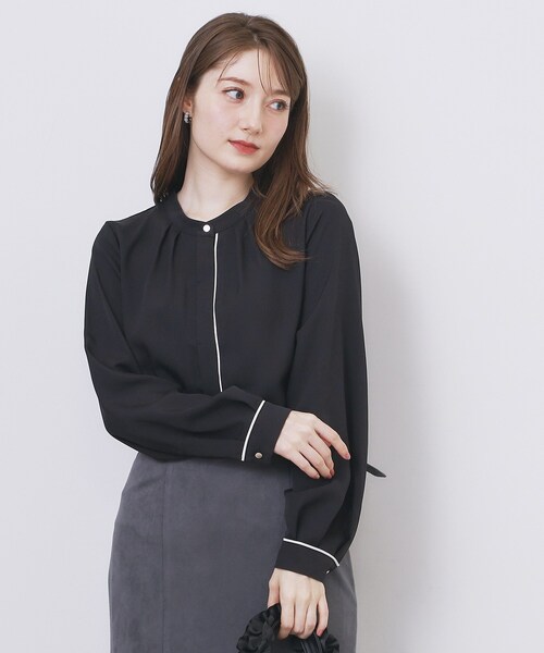 index（インデックス）の「タックデザインバンドカラーブラウス【洗濯機OK】（シャツ/ブラウス・レディース・ホワイト系7/ベージュ系その他7/ネイビー系4/ブラック系7・36/38/40/42）」の3枚目の写真