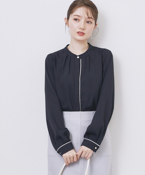 index（インデックス）の「タックデザインバンドカラーブラウス【洗濯機OK】（シャツ/ブラウス・レディース・ホワイト系7/ベージュ系その他7/ネイビー系4/ブラック系7・36/38/40/42）」の4枚目の写真