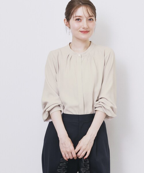 index（インデックス）の「タックデザインバンドカラーブラウス【洗濯機OK】（シャツ/ブラウス・レディース・ホワイト系7/ベージュ系その他7/ネイビー系4/ブラック系7・36/38/40/42）」の5枚目の写真