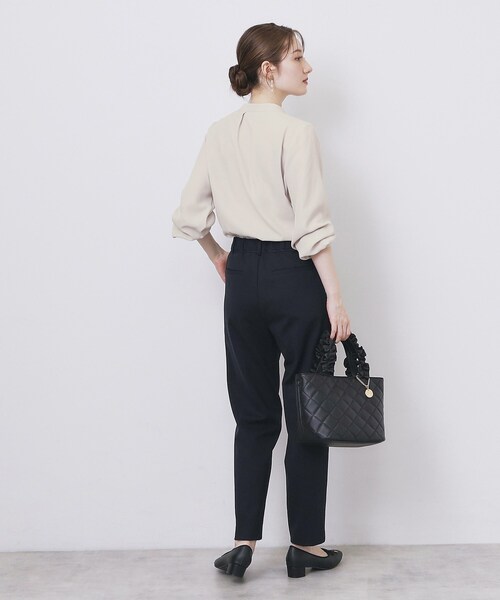 index（インデックス）の「タックデザインバンドカラーブラウス【洗濯機OK】（シャツ/ブラウス・レディース・ホワイト系7/ベージュ系その他7/ネイビー系4/ブラック系7・36/38/40/42）」の6枚目の写真