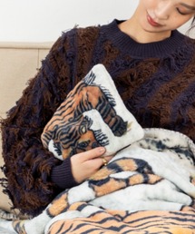 MILLION CARATS（ミリオンカラッツ）の「“充電×コードレス”《POST GENERAL》 15分でぽかぽか、インテリアにも映える電気湯たんぽタイガー＆イエティのふわふわ専用カバー付き、持ち運べるあたたかさおうち・車内・アウトドアまで、毎日をやさしく温める蓄熱式ヒータークッション  ※電気式湯たんぽ、プラグコード、カバーのセット（ブランケット）」