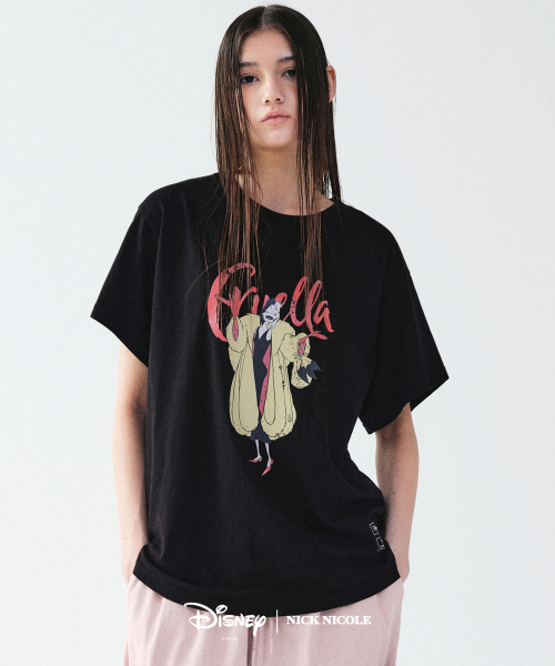 NICK&NICOLE(ニックアンドニコール)の「DISNEY CRUELLA DESIGNER PRINTING TOP_BLACK(Tシャツ/カットソー・レディース・その他・FREE)」の1枚目の写真